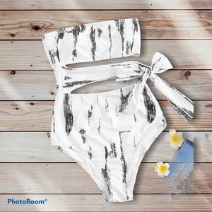 (NWOT) Cut Out Side Bandeau One Piece Swimsuit